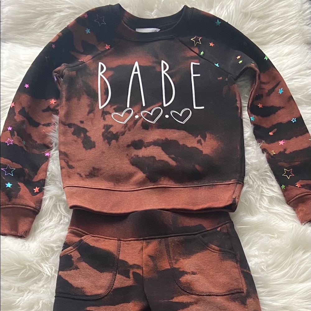 Adorable sweat outfit for kids. Size small (6-6x)